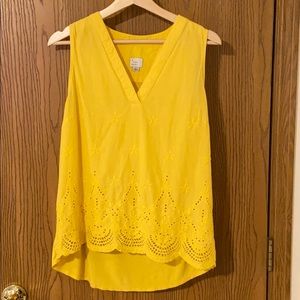 Yellow scalloped-bottom tank